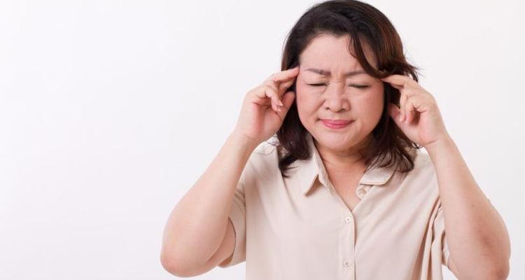 女性脱发严重的原因及解决方法（揭秘女性脱发背后的真相，帮助你找到解决之道）