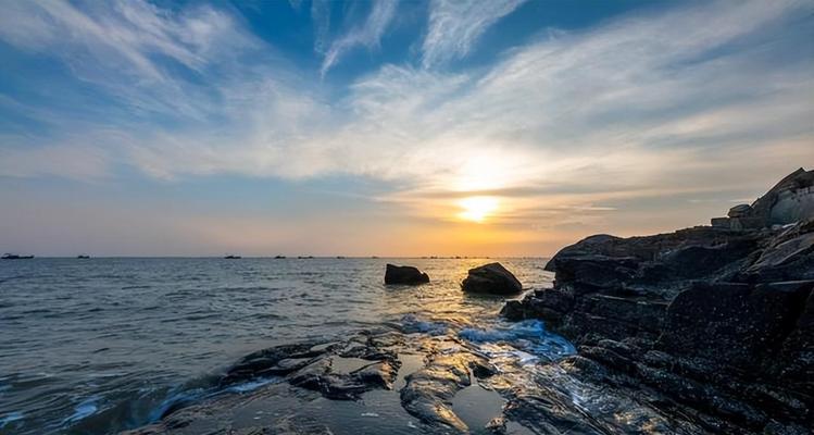 探寻福建沿海的十大绝美景点（畅游海岸线，感受大海的宽广与深远）