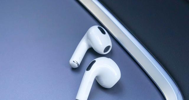 如何使用AirPods3轻松切换歌曲（使用AirPods3的关键技巧和快捷方式）