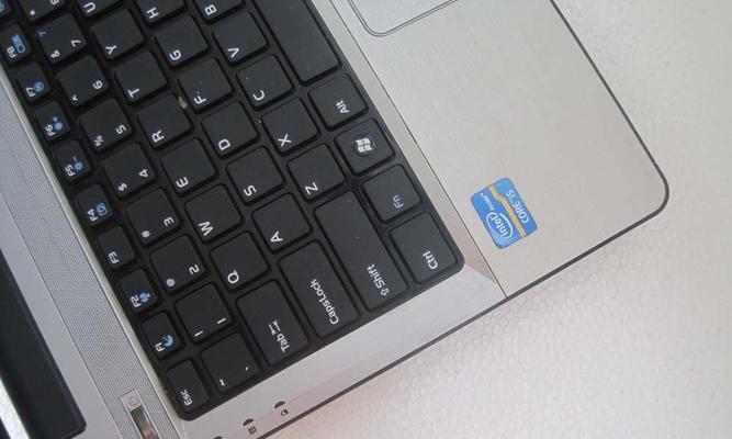 如何正确清洁笔记本电脑键盘（简便有效的键盘除尘方法以及预防键盘灰尘的秘诀）