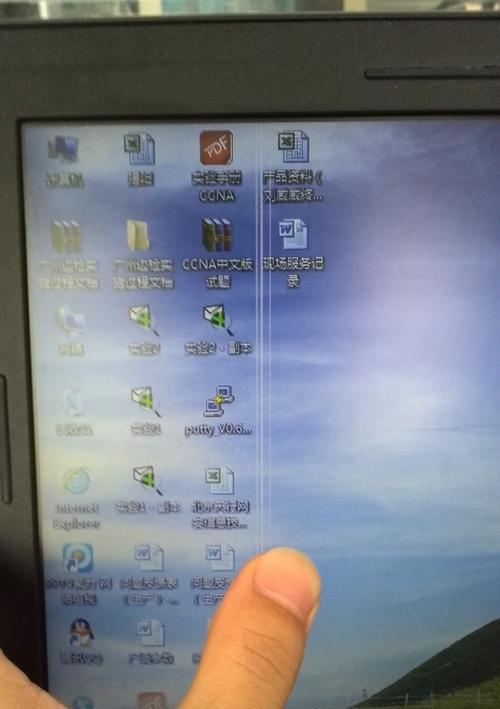 如何解决显示器边缘出现竖线问题（便捷有效解决显示器竖线问题的方法）